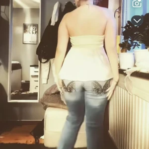 Ljusblå jeans med broderade bakfickor - Säljer ett par ljusblå jeans med snygga broderade detaljer på bakfickorna. Jeansen har klassisk femficksdesign, dragkedja och raka ben. Perfekta för dig som vill sticka ut lite extra med coola detaljer. Storleken är 170 så skulle säga xs-s