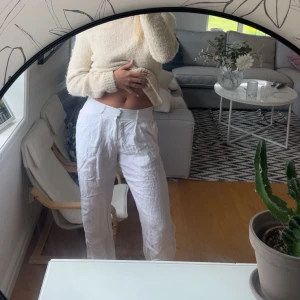 Vita linnebyxor från Gina Tricot - Snygga vita linnebyxor från Gina Tricot i      storlek S. Använda fåtal gånger, inget slitage💕