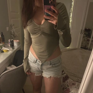 Gullig långärmad topp - Säljer en grönish  topp från Nelly med v-ringning! Enbart testat på i storlek S 💕