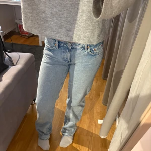 Weekday arrow jeans - Från weekday i modellen arrow som är lite Waist och straight i modellen. Stl 28/32 och passar perfekt på mig som är 161. Säljer då jag inte använder dom