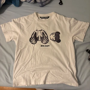  Palm Angels t-shirt med björntryck - Palm Angeles tröja 