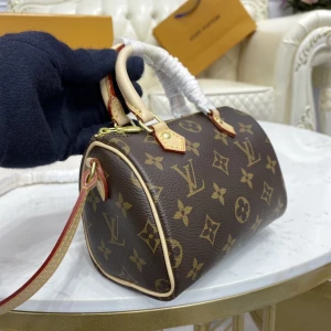 Louis Vuitton monogram handväska - Säljer en klassisk brun handväska från Louis Vuitton med ikoniskt monogrammönster i beige och guldiga detaljer. Väskan har rundad form, två handtag i ljust skinn och avtagbar axelrem. Dragkedja upptill och exklusiva detaljer i mässing.