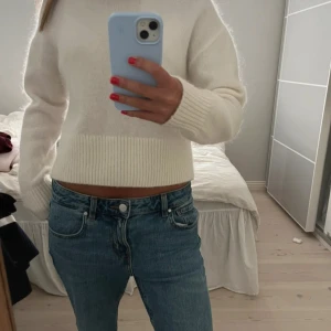 Vit stickad polotröja & Other Stories - Superfin vit stickad polotröja från & Other Stories. Säljer då den inte kommer till användning💕