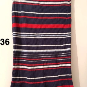 Randig kjol i marinblått och rött - Snygg randig kjol i marinblått, rött och vitt. Kjol har raka linjer och är perfekt för dig som gillar en sportig och färgstark stil. Mjuk och bekväm, passar till många tillfällen.🌸Fint använt skick. Storlek 36