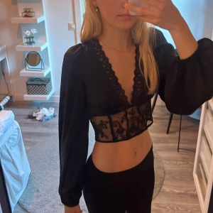 Svart spetsblus zara - I superfint skick