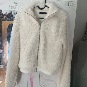 Fluffig kofta Gina Tricot - Fluffig vit kofta i storlek S från GinaTricot med fina detaljer som man ser på bilderna. Använd få tal gånger men inget synligt.💕💕