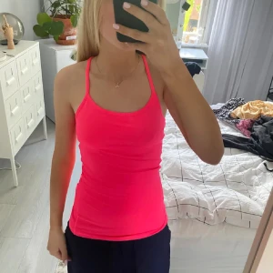 Tränings linne - Säljer detta super fina tränings linne från hm, nypris är ca 200kr💓