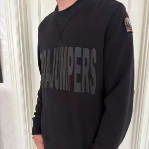 Parajumpers tröja  - Parajumper Fleece tröja Storlek L skick 8/10 nypris 1900kr tags finns och 80+ refs modellen är 188 och väger 75kg 