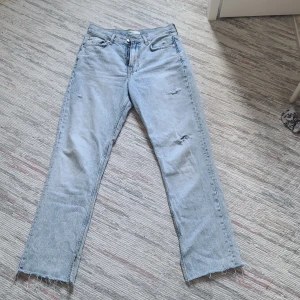 Gina Tricot Jeans  - Dessa jeans från gina tricot är inte använda mycket alls och är i mycket bra skick. Dem säljs då dem är för stora och inte har användning av dem längre. Pris går såklart att diskuteras! 