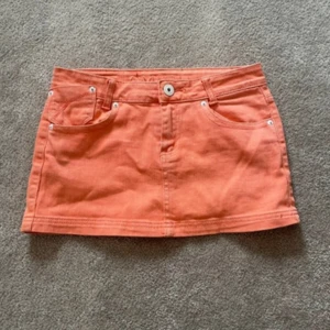 Lågmidjad jeanskjol - Snygg orange jeanskjol!! Lågmidjad och ganska stretchig 💞 Storlek S/36/8