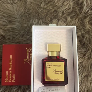 Maison Francis Kurkdjian Baccarat Rouge 540 - Lyxig parfym i elegant röd glasflaska med guldiga detaljer och fyrkantigt lock. Kommer i exklusiv röd ask med guldfärgad text. Doften Baccarat Rouge 540 är känd för sin unika och sofistikerade karaktär. Perfekt för dig som vill sticka ut med en ikonisk signaturdoft.