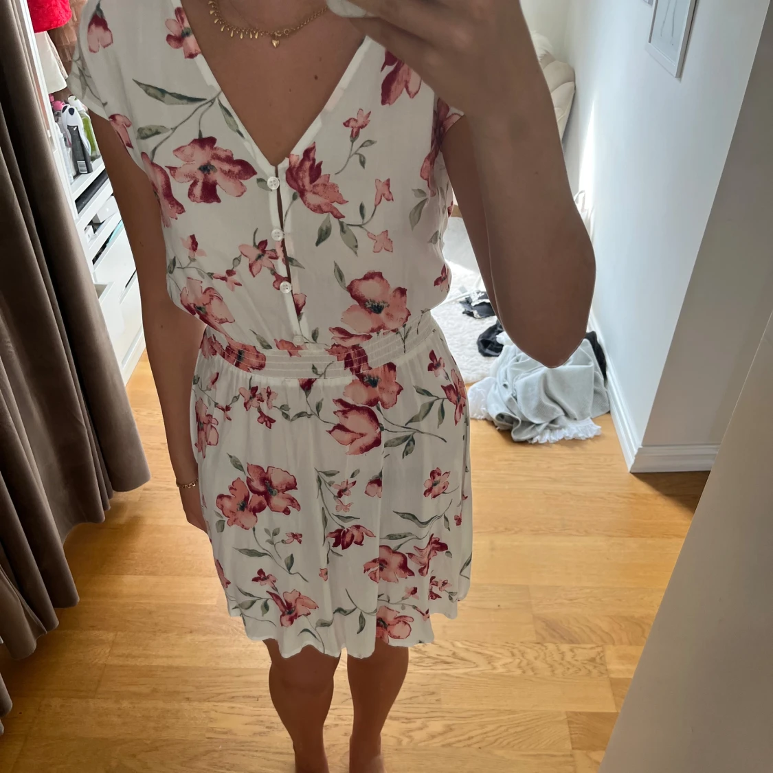 Vit blommig kortklänning med v-ringning - 1