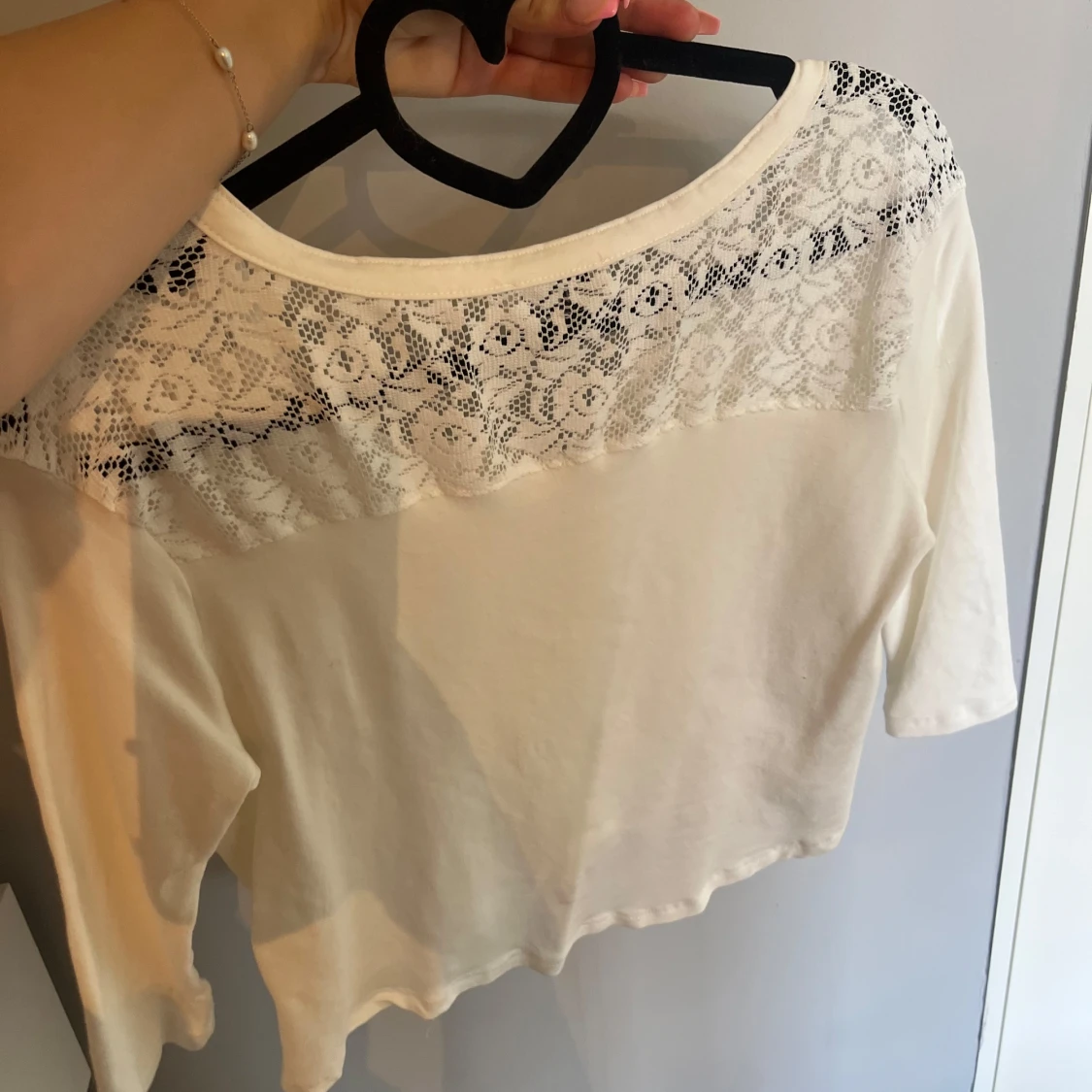 Vit croppad blus med spetsdetaljer - 1