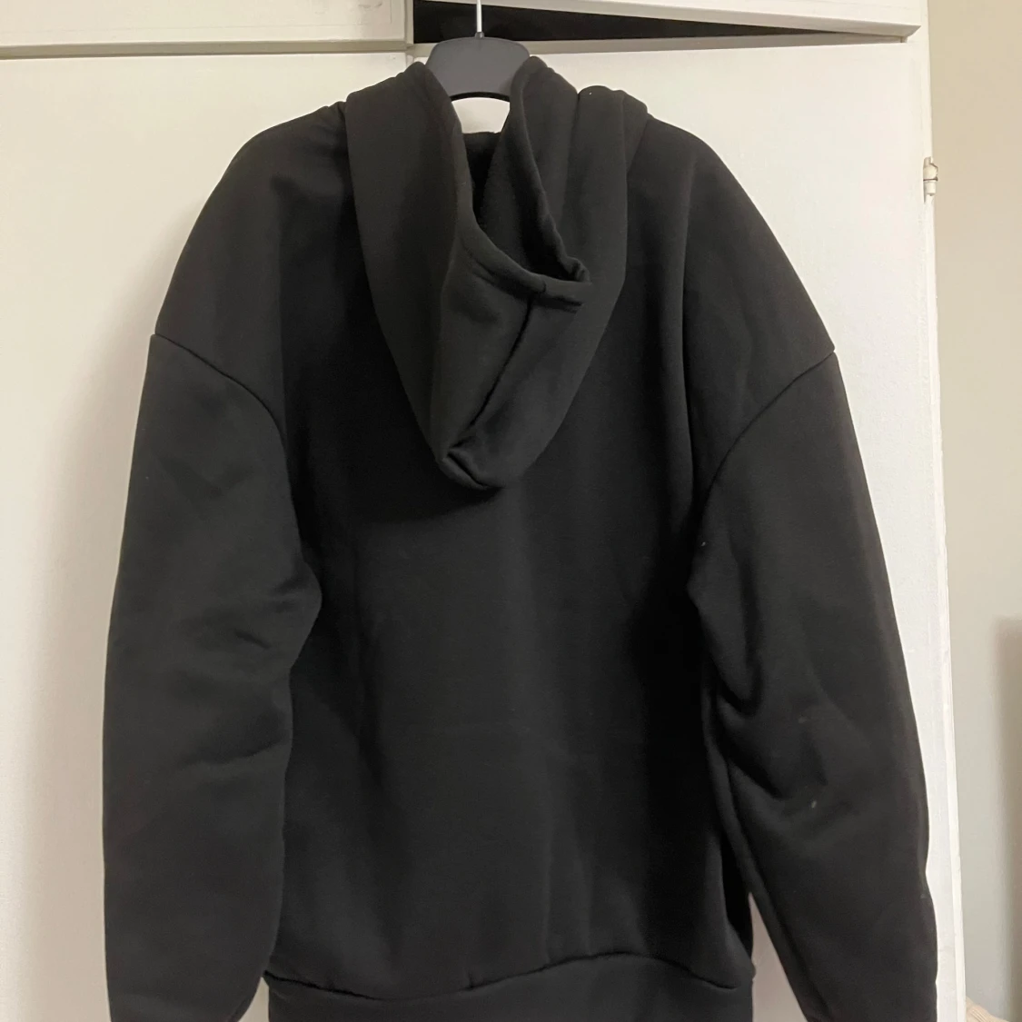 Svart hoodie med biltryck från SHEIN - 2