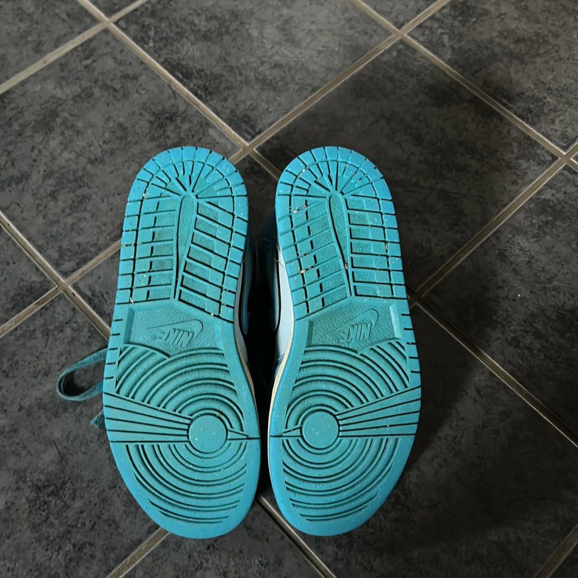 Nike Air Jordan 1 blå och vita sneakers - 1