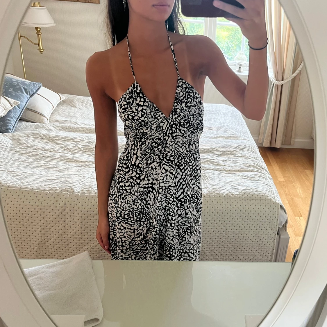 Svartvit halterneck långklänning