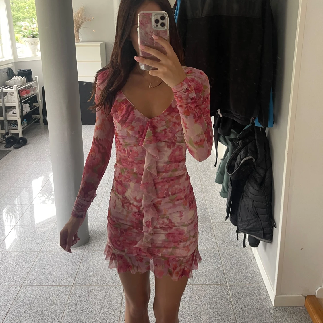 Rosa blommig meshklänning med volang