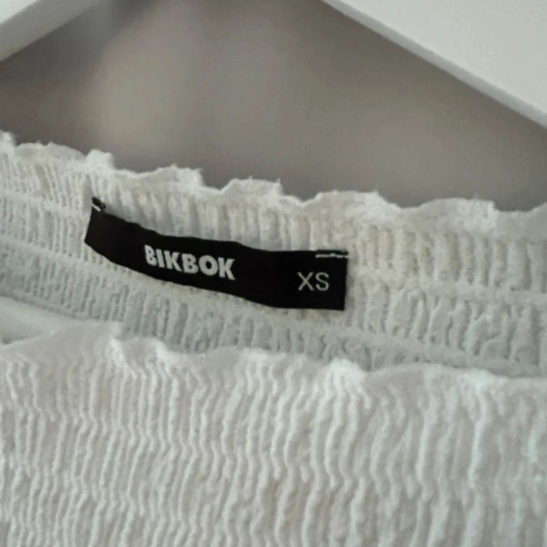 Vit omlottopp från BikBok XS - 2