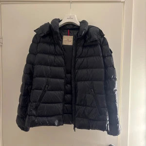 Moncler Jacka Dam - Jag har ca 15 bilder till på jackan så det är bara skriva så skickar jag dom ☺️ Säljer min super fina Moncler jacka som jag köpt i deras butik i Stockholm som jag nu säljer för att den är för liten för mig.  Jackan har ett hål i ena fickan som jag visar på bilden och serietidningen sitter löst på två ställen, men det är ingenting som syns när man har på sig jackan (så därav priset) Jag kan mötas upp mellan bandhagen och tc och säljer då jackan för 3500kr
