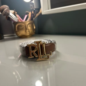 Brunt skärp från Ralph Lauren med RL-spänne - Helt nytt och oanvänt bälte ifrån Ralph Lauren! Köpt i London. Äkta. 