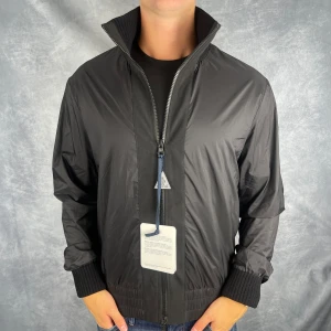 Moncler Windbreaker (HELT NY) - Skick: 10/10 | Tillbehör: Tags | Nypris: +- 9900 SEK | Övrig information: Äkthetsverifikat finns! Kom DM för ytterligare bilder på Industry tag mm. Storleken är 3 vilket motsvarar M/L.