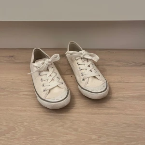 Vita sneakers från Esmara - Fina vita sneakers i storlek 38 från Esmara. De är stilrena med NYC tryck på tungen och baksidan. De rengörs såklart vid köp! Skriv gärna vid frågor.🩷