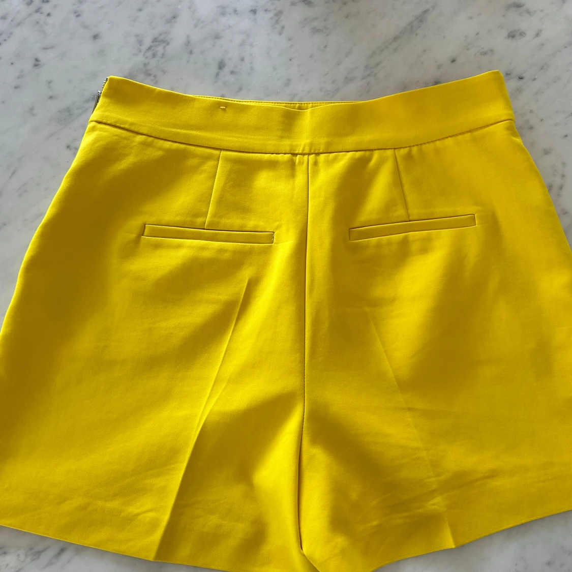 Ny Gula shorts från Zara med dragkedja - 3