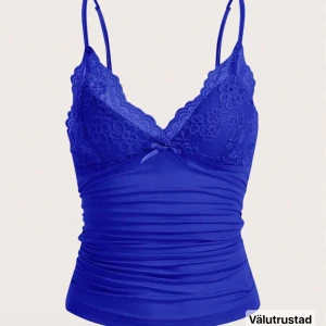 Blå spetslinnetopp från Shein  - Supersnygg blå linnetopp med smala axelband och spetsdetaljer upptill. Toppen har blommönstrad spets över bysten, liten rosett framtill och är figurnära med lätt rynkade partier. Perfekt för dig som vill ha en feminin och trendig look. Aldrig använd då den inte passade mig 🩷