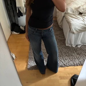 Lågmidjade jeans - Lågmidjade, vintage jeans med vida ben