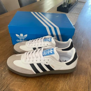Adidas Samba skor - Säljer mina adidas samba eftersom att jag råkade beställa fel färg och frakten för att skicka tillbaka skon var för dyr, så tänkte att jag lägger ut de på Plick istället. Den är helt nya och oanvända, nypris 1349. Storlek 43. Hör av er om ni har några frågor!