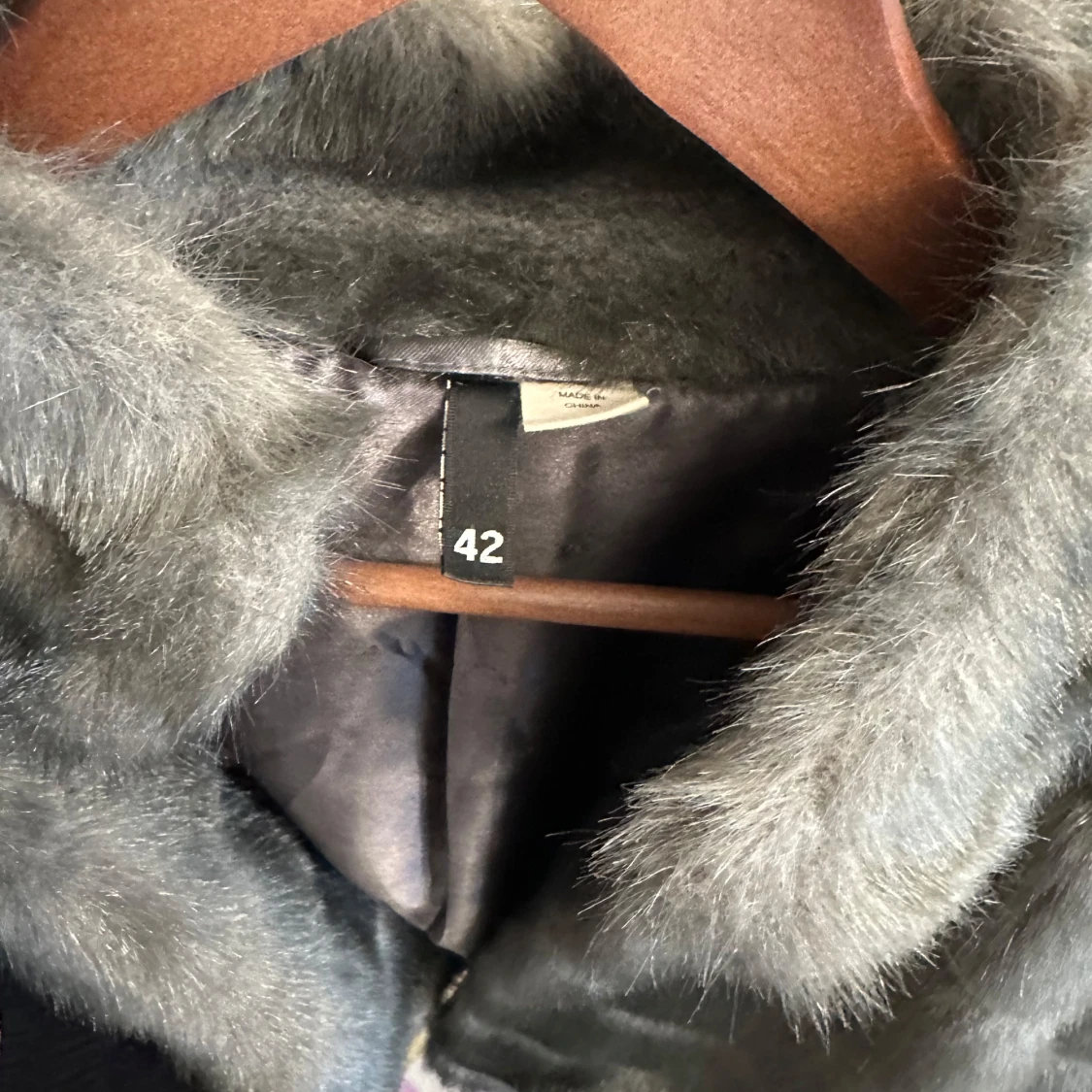 Grå pälsjacka i storlek 42 - 2