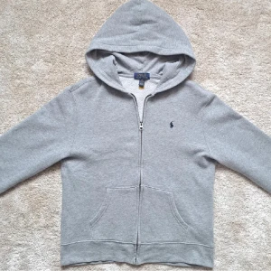 Ralph louren zip hoodie  - Soft Raffe zip, nypris ca 1300. Tröjan är i fint skick, storlek L ungdom. Qr Scan kod finns som man ser på 3e bilden. Bara att fråga för fler bilder och andra frågor. (Obs, finns en pytteliten fläck på tröjan, denna fläck syns knappt och påverkar inte) bara att skriva för de infot med. Mvh Liam🙌🏽😸
