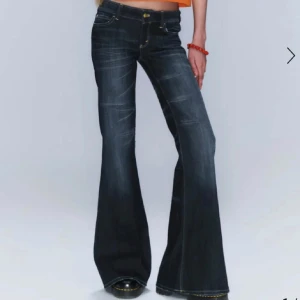 Bootcut jeans från Cheap Monday - Från Cheap monday i bra skick, strl 26/32, passar mig bra som är 1,63 i längd. Har tagit bort den rosa cheap monday lappen där bak som syns på sista bilden annars bra skick💕