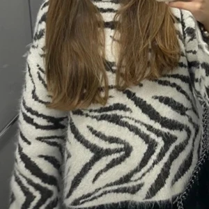 Stickad tröja  - Superfin zebramönstrad stickad polo tröja🩷skriv för fler bilder eller frågor 