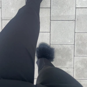 Svarta bootcut kostymbyxor bikbok - Säljer ett par svarta långa kostymbyxor med bootcut-snitt och midwaist Byxorna har klassisk design med raka ben som blir vidare nertill och stängs med dragkedja och knapp. Perfekta för en clean och stilren look.