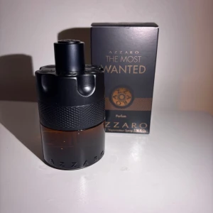 Azzaro The Most Wanted Parfum - Azzaro The Most Wanted Parfum i en cool, svart och bronsfärgad flaska med robust design. Flaskan har en unik form som påminner om en revolvertrumma och rymmer 100 ml. Doften är intensiv och maskulin, perfekt för dig som gillar att sticka ut.
