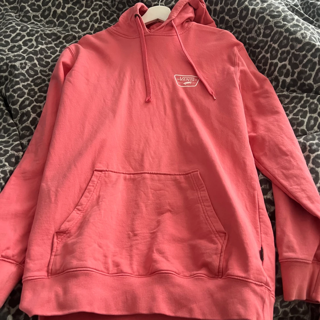 Rosa hoodie från Vans med logga