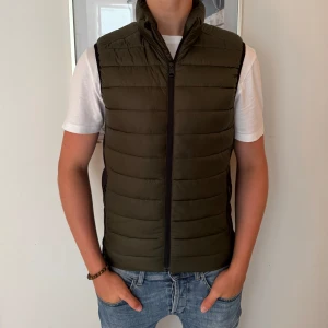 Väst - Skick 9/10 | Storlek Xs | Märket är Calvin Klein | modellen är 180 cm | kontakta gärna vid frågor🙌