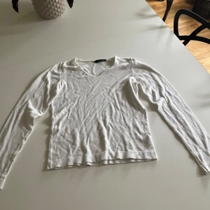 Vit v-ringad tröja från InWear - Klassisk vit tröja från InWear i storlek S. Tröjan har liten v-ringning och långa ärmar.  Materialet är mjukt och lätt. Använd en del, inga defekter så som hål eller fläckar🩷