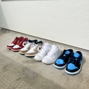 Nike Air Jordan 1 - 2st Jordans til salu (blå/svart och röd/vit) - Storlek 42,5 - Använt skick - Alla köpta 2024 - Nypris ca. 1500kr/st  Mitt pris: 350kr/st eller båda för 600kr