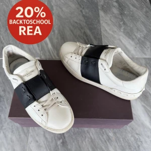 Valentino skor - REA! - Valentino Open - Skick: Grymt skick - Tillbehör: Valentino kort - Nypris: 6000kr - TrendWardrobe