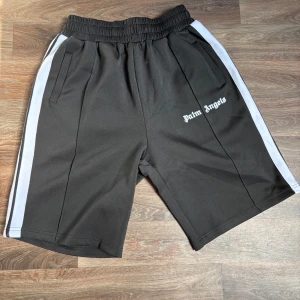 Palm angels shorts - Palm angels shorts // storlek S // oanvända //pris 499 // tveka inte på att höra av er vid frågor eller funderingar!