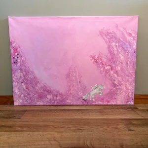 Akryltavla-abstraktkonst - ”Enhörningen i drömmen”  Som en saga som precis börjat. Enhörningen har vilat i det rosa riket, men vaknar nu. Det symboliserar en återfödelse av något inom oss – kreativitet, frihet eller tro.  Orginalmålning av: Greta jägare  Material: Akryl på canvas  Mått: 50x70cm 