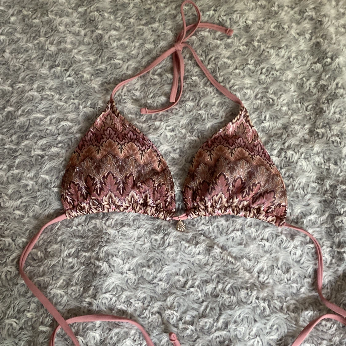 Rosa mönstrad bikini med snäckberlock