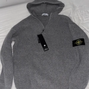 Stickad stone island  - Helt ny stickad stone island hoodie|| nypris ca 3000 mitt pris 1100|| skick 10/10 har bara testat den|| hör av er angående frågor!