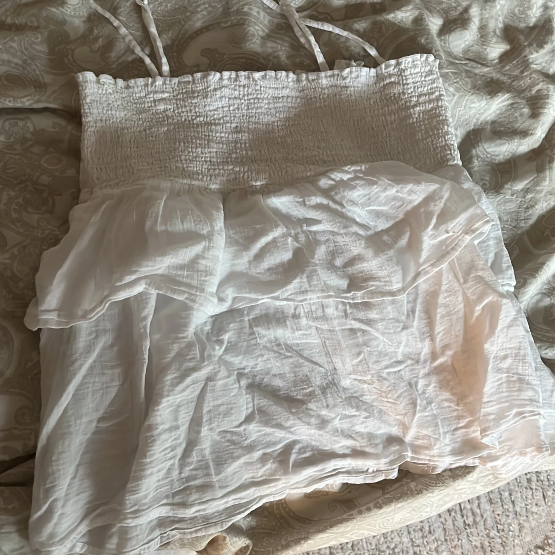 Vit kort sommarklänning Gina Tricot