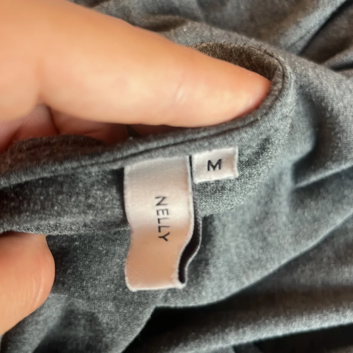 Mörkgrå långärmad tröja från Nelly - 2