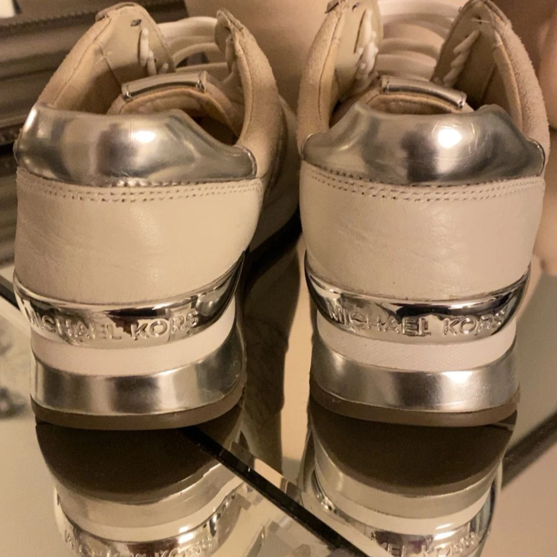 Vita sneakers från Michael Kors med silverdetaljer - 2