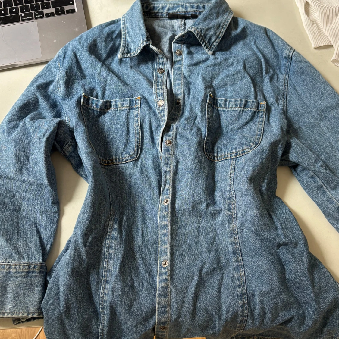 Klassisk jeansskjorta med fickor - 1