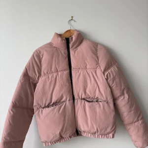 Divided rosa vinterjacka  - En rosa/beige jacka från Hm i storlek Xs i fint skick säljes för 50 kr    Alla köpare står själv för frakten! Och jag står inte för postens slarv.